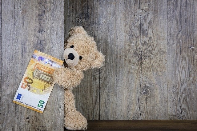 Geld beer cadeau geven anderen gelukkig maken