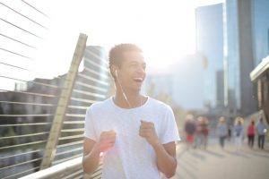 Blije, vrolijke man sporten rennen in stad