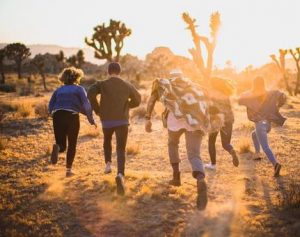 Groep mensen rennen in de natuur
