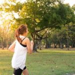 Vrouw hardlopen in park tumbnail