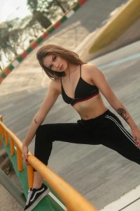 Vrouw in zwarte sportkleding